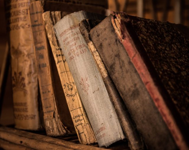 jarmoluk-old-books-436498